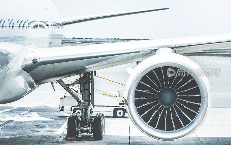 飞机引擎机翼的细节在航站楼起飞前- Wanderlust旅行概念在世界各地与飞机在国际机场-浅蓝色色调的复古对比滤镜